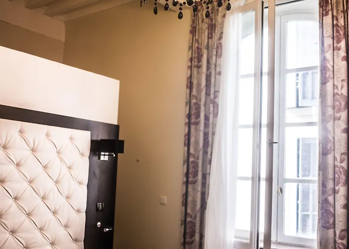 Western Marquis De La Baume Nîmes